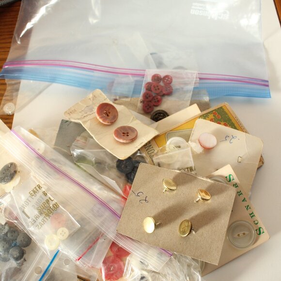 ❄️5/$25🎄Vintage/Modern Buttons On Cards In Bags - Picture 3 of 3